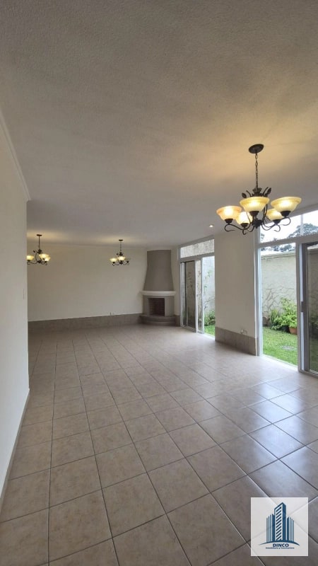 Vendo Casa en Quinta Los Encinos Z.7 de Mixco - 1