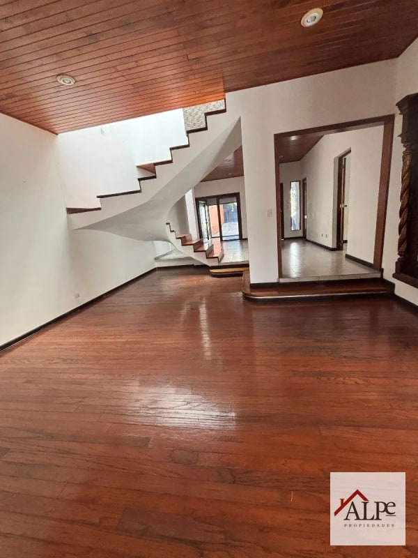 Inversión de Alto Perfil: Casa con Renta Activa en Sector La Villa, Zona 14 - 1