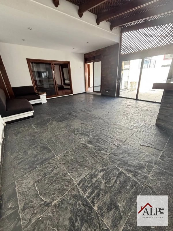 Inversión de Alto Perfil: Casa con Renta Activa en Sector La Villa, Zona 14 - 10