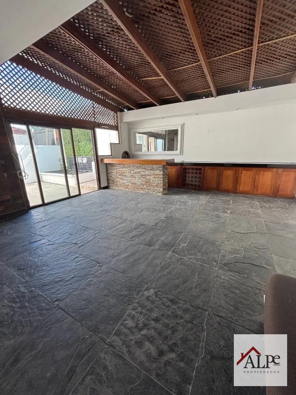 Inversión de Alto Perfil: Casa con Renta Activa en Sector La Villa, Zona 14 - 9