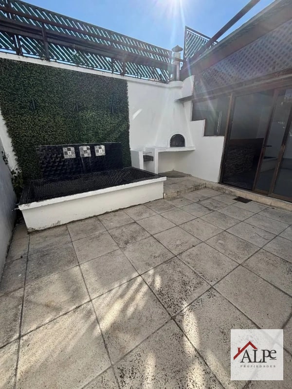 Inversión de Alto Perfil: Casa con Renta Activa en Sector La Villa, Zona 14 - 8