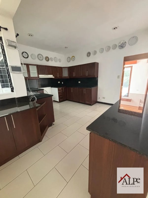 Inversión de Alto Perfil: Casa con Renta Activa en Sector La Villa, Zona 14 - 7