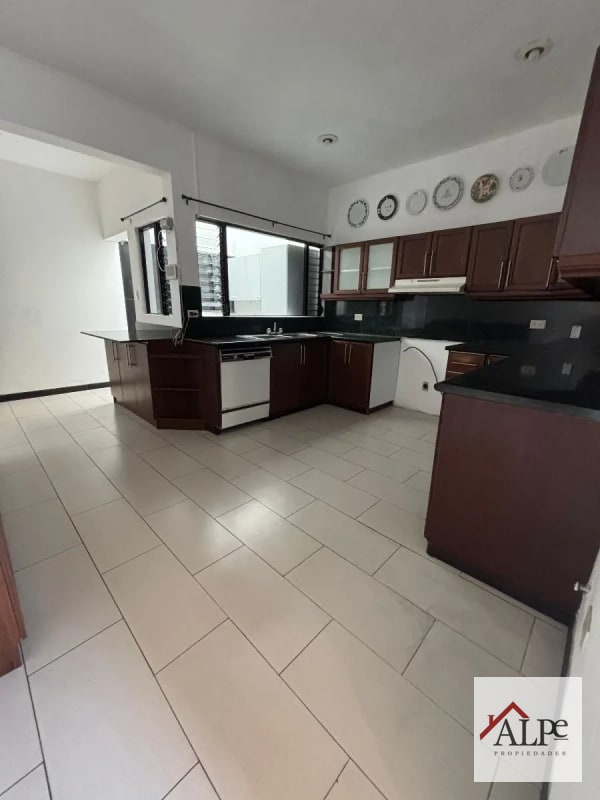 Inversión de Alto Perfil: Casa con Renta Activa en Sector La Villa, Zona 14 - 6