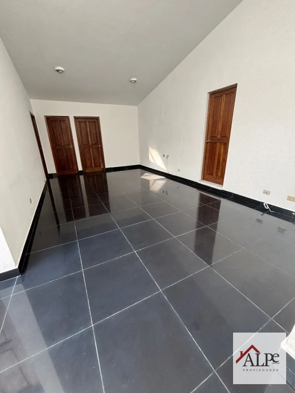 Inversión de Alto Perfil: Casa con Renta Activa en Sector La Villa, Zona 14 - 5
