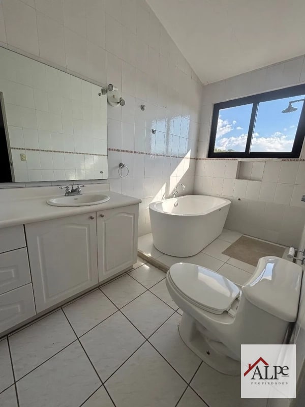 Inversión de Alto Perfil: Casa con Renta Activa en Sector La Villa, Zona 14 - 3