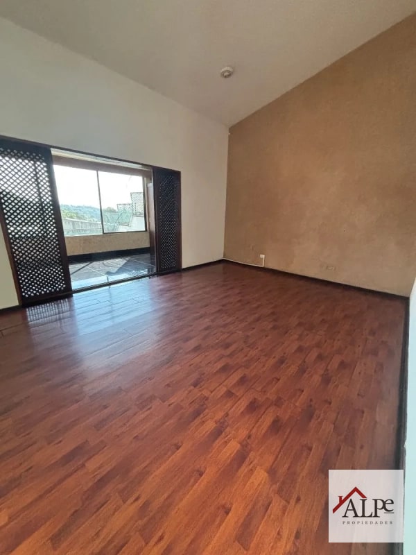 Inversión de Alto Perfil: Casa con Renta Activa en Sector La Villa, Zona 14 - 2