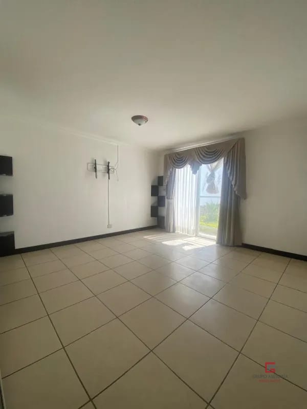 Hermosa casa en venta en Jardines de San Cristóbal zona 8 de Mixco — Casa en Venta en Jardines de San Cristóbal, Zona 8 Mixco, Guatemala, Ciudad — foto 1 de 9