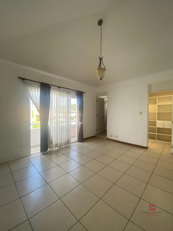 Hermosa casa en venta en Jardines de San Cristóbal zona 8 de Mixco - 2