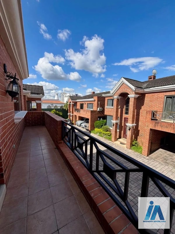 HERMOSA CASA EN VENTA – 📍Residencial Villas de Jacarandas de Cayalá, zona 16 - 13