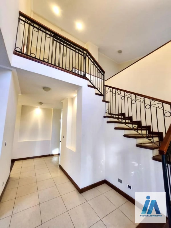 HERMOSA CASA EN VENTA – 📍Residencial Villas de Jacarandas de Cayalá, zona 16 - 11