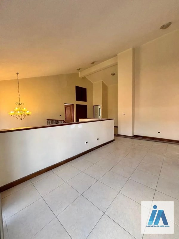 HERMOSA CASA EN VENTA – 📍Residencial Villas de Jacarandas de Cayalá, zona 16 - 8