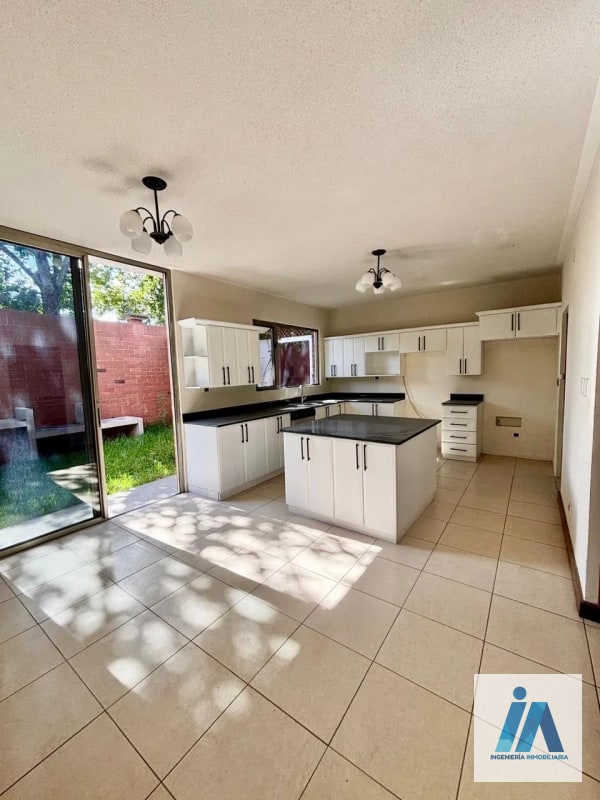 HERMOSA CASA EN VENTA – 📍Residencial Villas de Jacarandas de Cayalá, zona 16 - 7