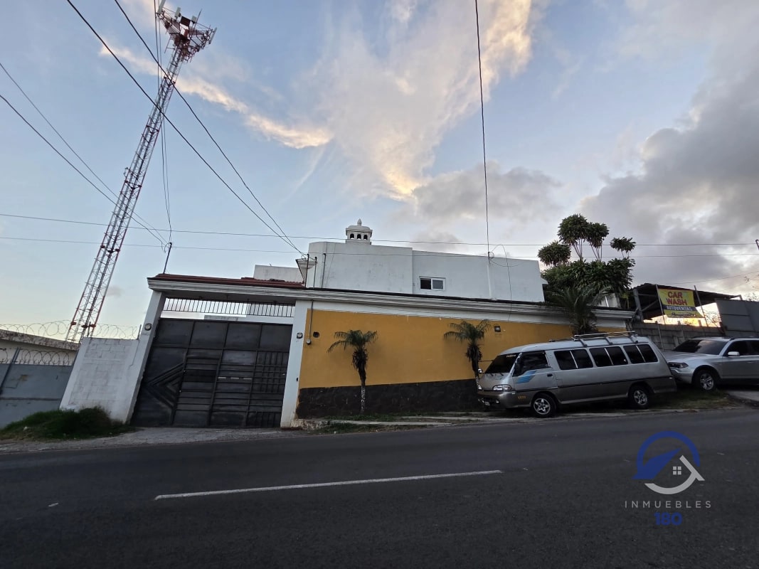 Amplia casa en venta en San Cristobal 2, zona 8, Mixco - 1