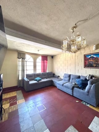 Casa en venta en zona 4 Mixco Monte Real con locales comerciales — Casa en Venta en Zona 4 Mixco, Guatemala, Ciudad — miniatura 1 de 16