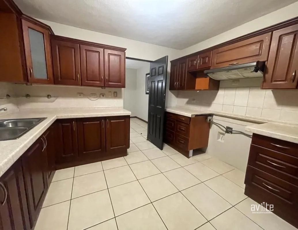 CONDADO NARANJO.   Casa tipo Solana en venta, dentro de Alameda Norte $425,000 - 7