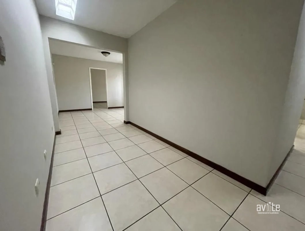CONDADO NARANJO.   Casa tipo Solana en venta, dentro de Alameda Norte $425,000 - 11