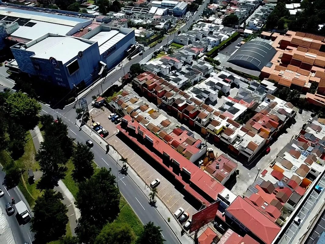 CASA EN VENTA SAN CRISTÓBAL A LA PAR DE SANKRIS MALL — Casa en Venta en Zona 8 Mixco, Guatemala, Ciudad — foto 8 de 9