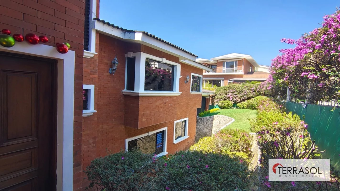 Casa en venta en Zona 13 – Elgin II | Casa de esquina con amplios jardines - 1