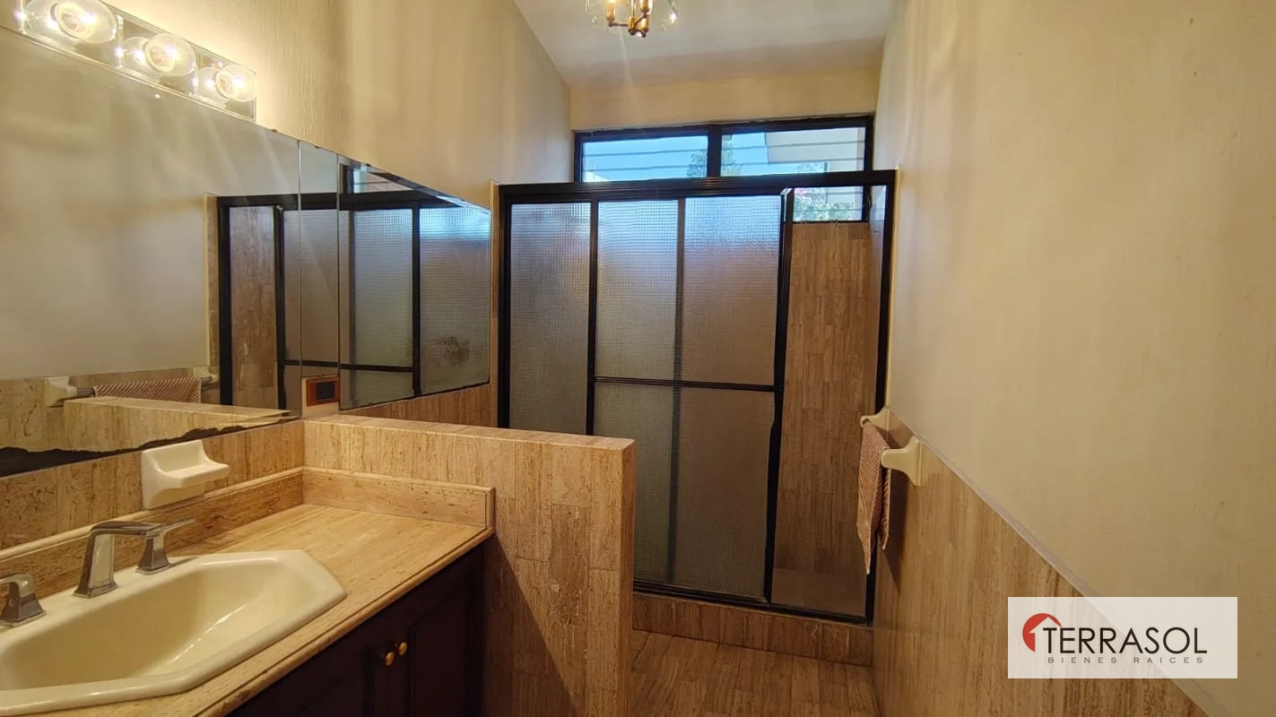 Casa en venta en Zona 13 – Elgin II | Casa de esquina con amplios jardines - 4