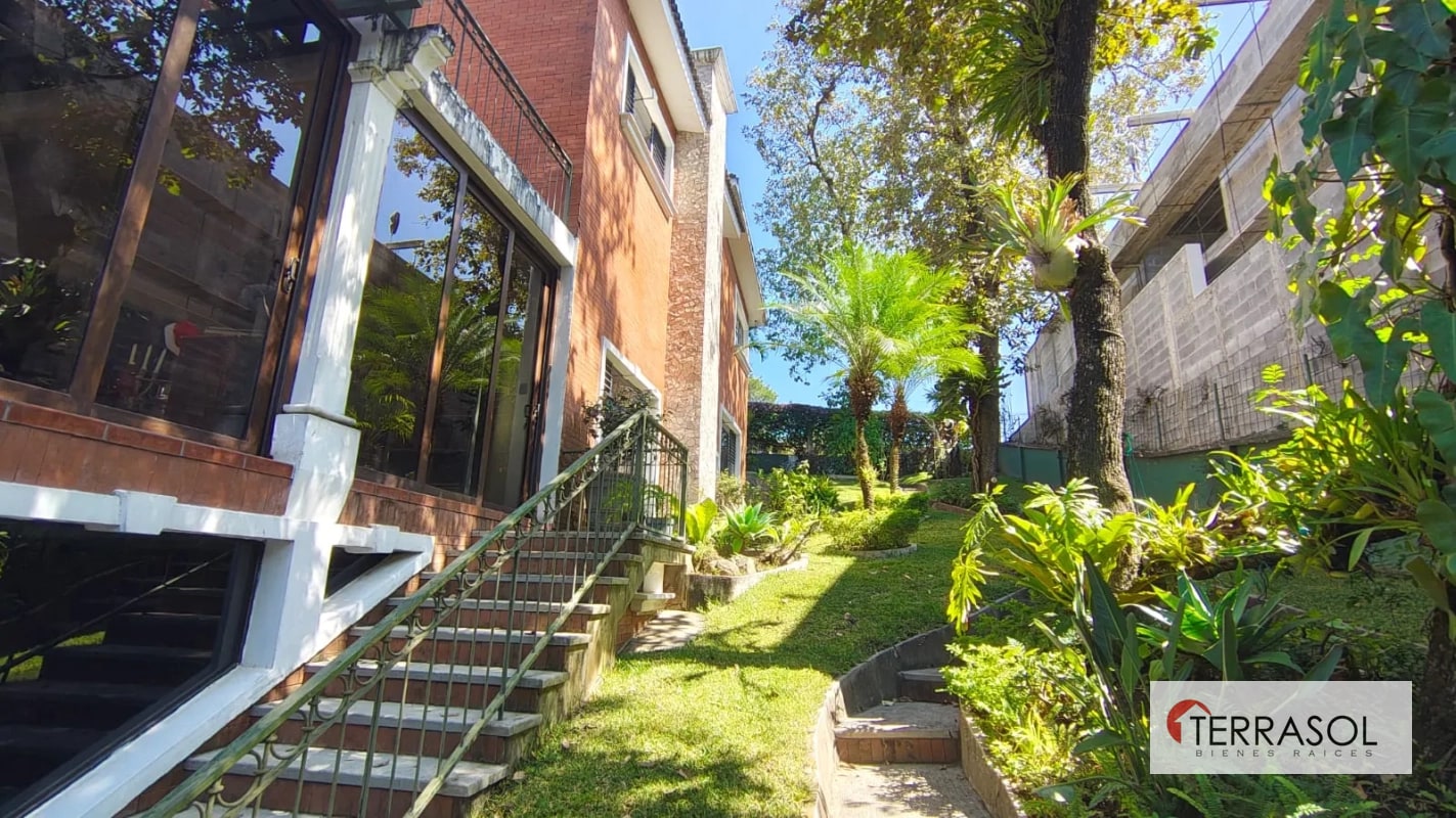 Casa en venta en Zona 13 – Elgin II | Casa de esquina con amplios jardines - 2