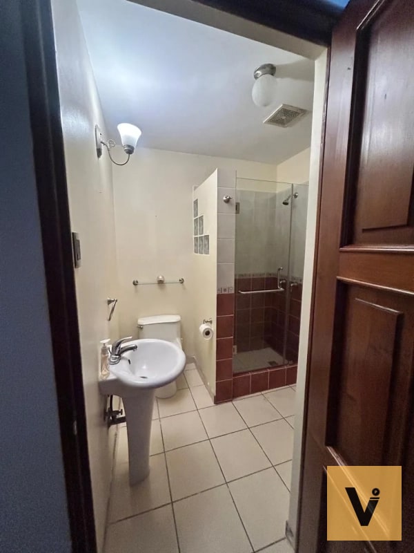 Casa en venta en Vista Hermosa 3. a 1 cuadra de UVG - 14