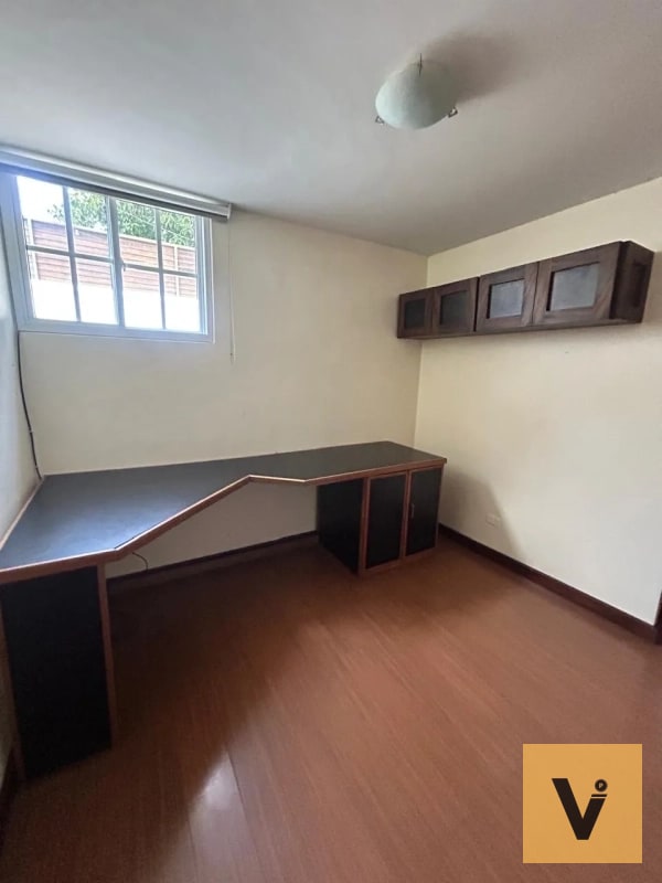 Casa en venta en Vista Hermosa 3. a 1 cuadra de UVG - 13
