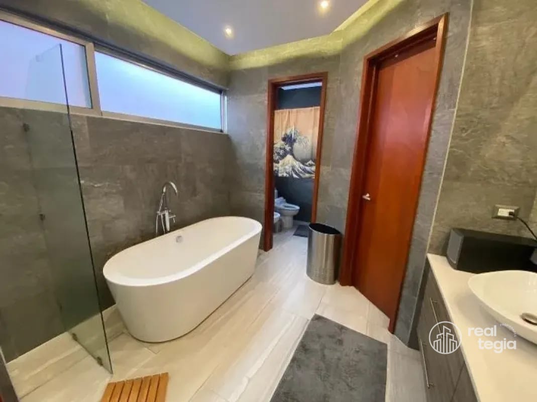 CASA EN ENCINOS DE CAYALA ZONA 16 — Casa en Venta en Zona 16, Guatemala, Ciudad — foto 5 de 14