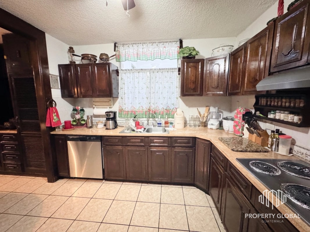 Casa 5 dormitorios en venta en Colonia Lourdes Zona 16 - 9