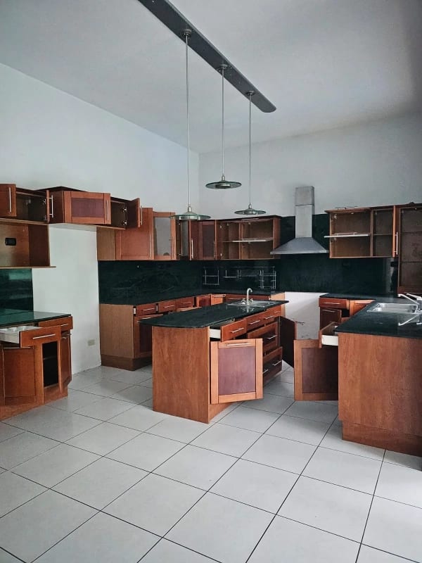 Amplia e iluminada casa en Kanajuyú zona 16 — Casa en Venta en Kanajuyú, Zona 16, Guatemala, Ciudad — foto 6 de 6