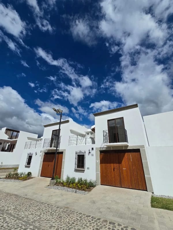 Se renta casa, Paseo San Lorenzo, Antigua GT, 5 hab, $1200 - 1