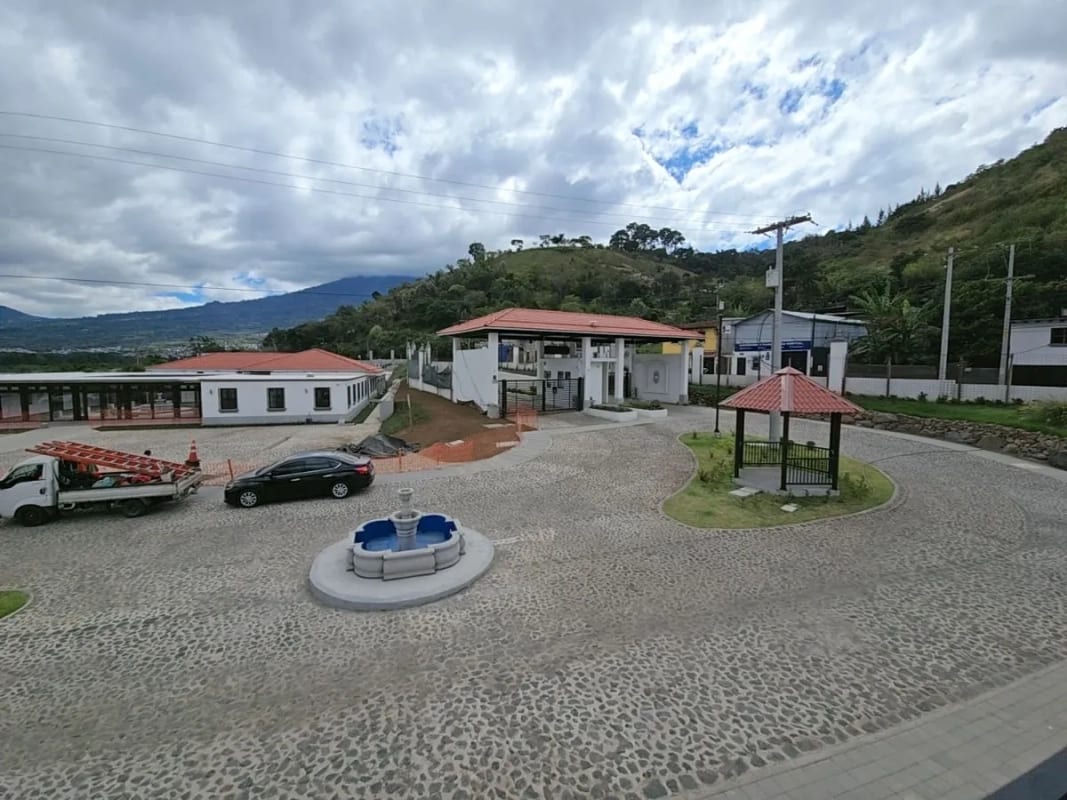 Se renta casa, Paseo San Lorenzo, Antigua GT, 5 hab, $1200 - 2