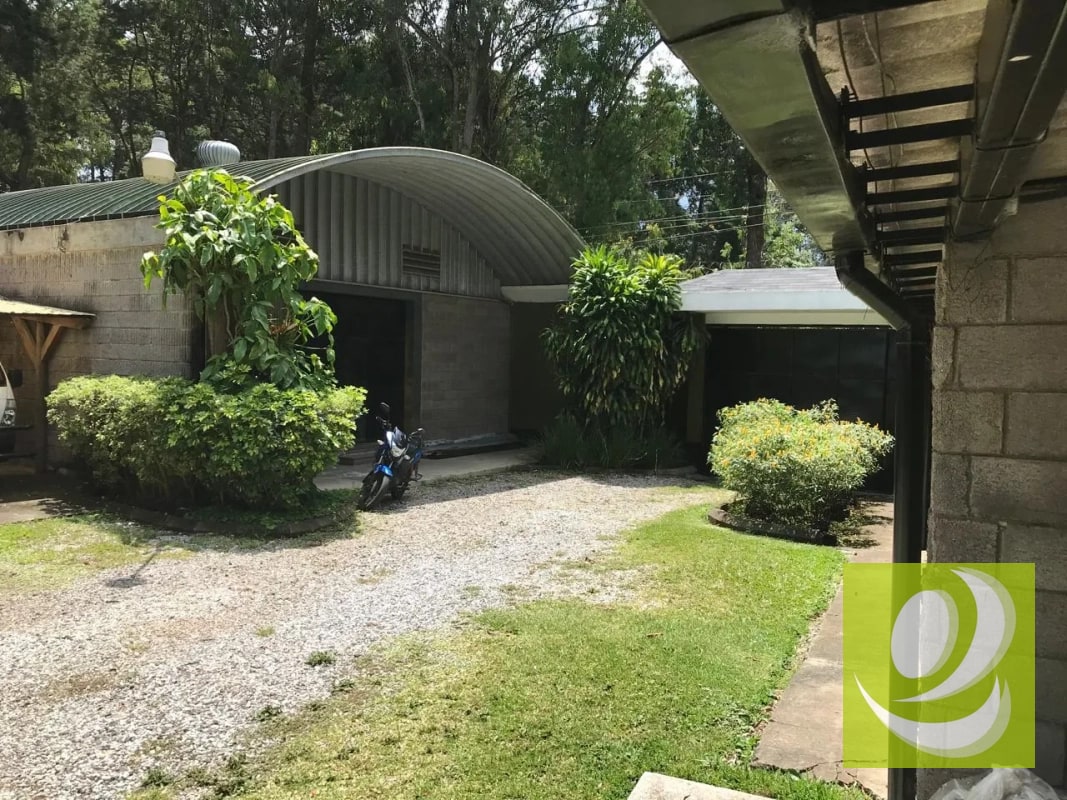 Casa en amplio terreno fuera de garita en zona 16 - 2