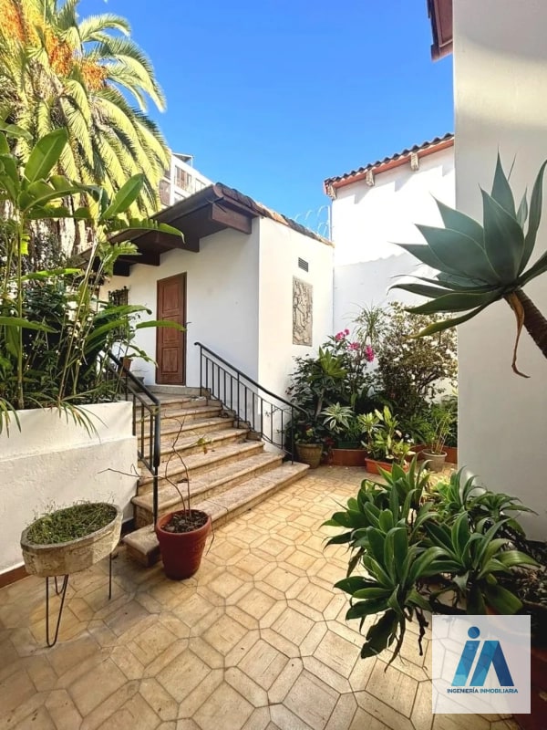 CASA EN VENTA - 📍Residenciales Mallorca, zona 14 _Una residencia única con acabados de caoba y amplio jardín_ - 1