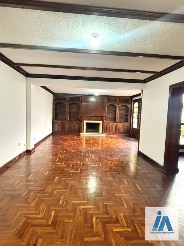 CASA EN VENTA - 📍Residenciales Mallorca, zona 14 _Una residencia única con acabados de caoba y amplio jardín_ - 15