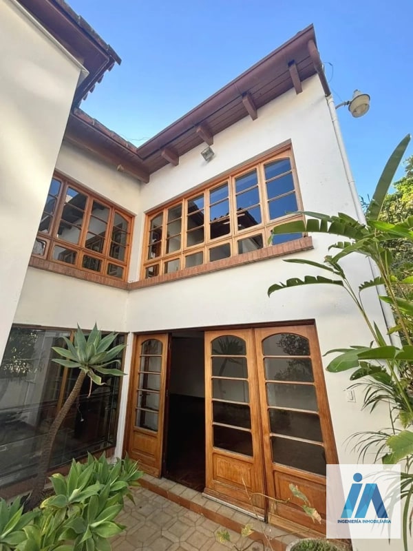 CASA EN VENTA - 📍Residenciales Mallorca, zona 14 _Una residencia única con acabados de caoba y amplio jardín_ - 11