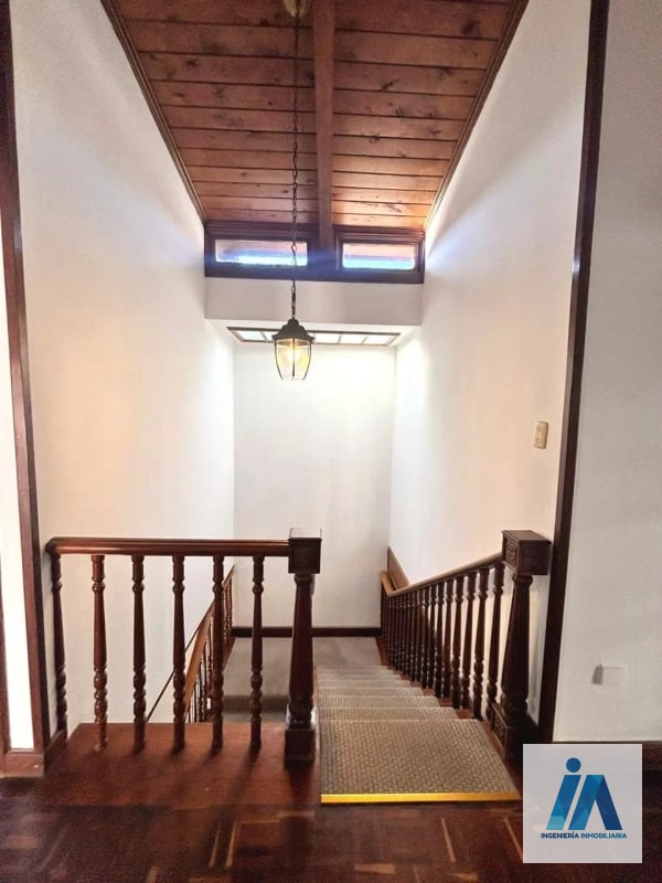 CASA EN VENTA - 📍Residenciales Mallorca, zona 14 _Una residencia única con acabados de caoba y amplio jardín_ - 8