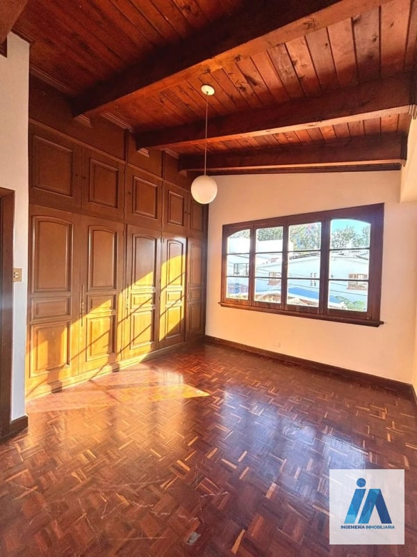 CASA EN VENTA - 📍Residenciales Mallorca, zona 14 _Una residencia única con acabados de caoba y amplio jardín_ - 7