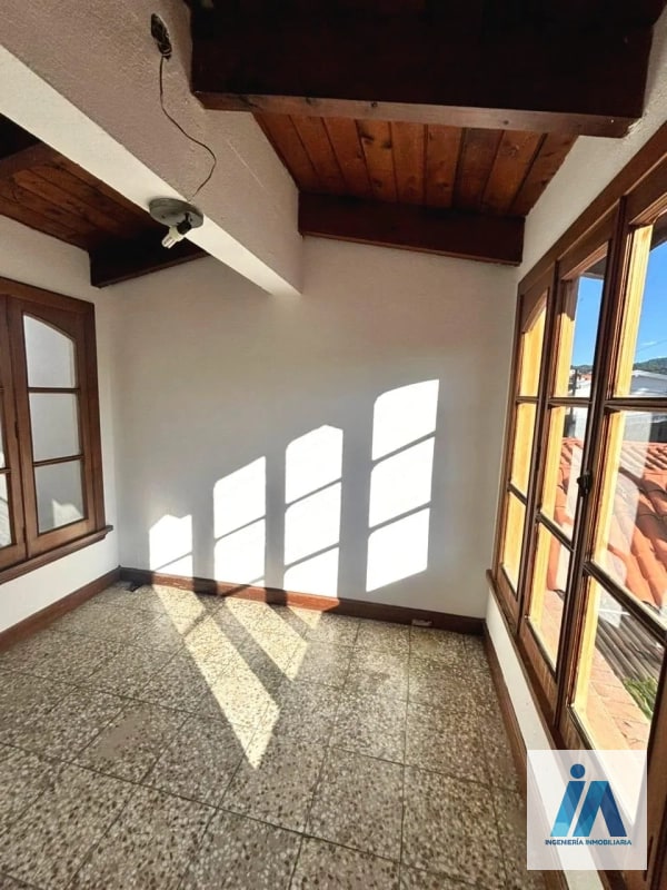 CASA EN VENTA - 📍Residenciales Mallorca, zona 14 _Una residencia única con acabados de caoba y amplio jardín_ - 5