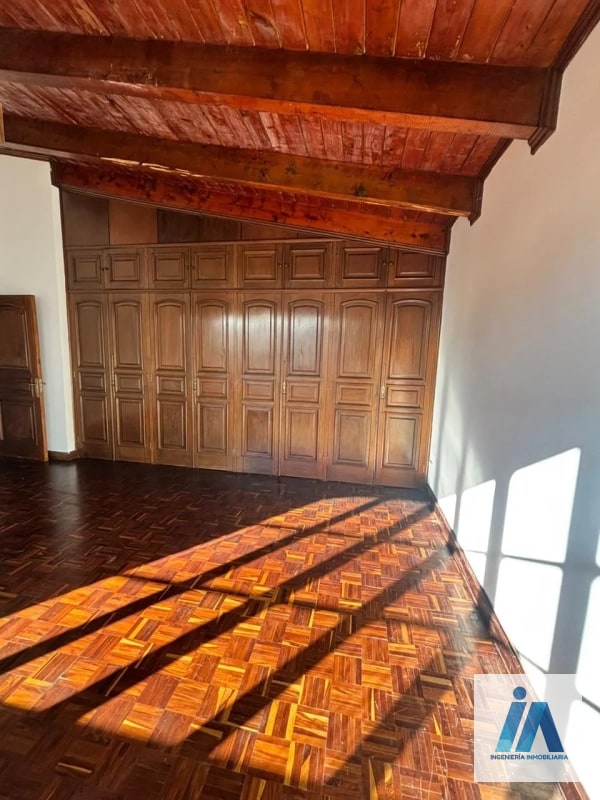 CASA EN VENTA - 📍Residenciales Mallorca, zona 14 _Una residencia única con acabados de caoba y amplio jardín_ - 4