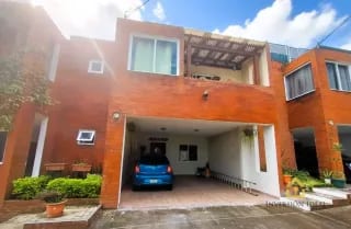 Vendo casa 4 habitaciones + cuarto de servicio en zona 16 — Casa en Venta en Hacienda Real, Zona 16, Guatemala, Ciudad — miniatura 1 de 11