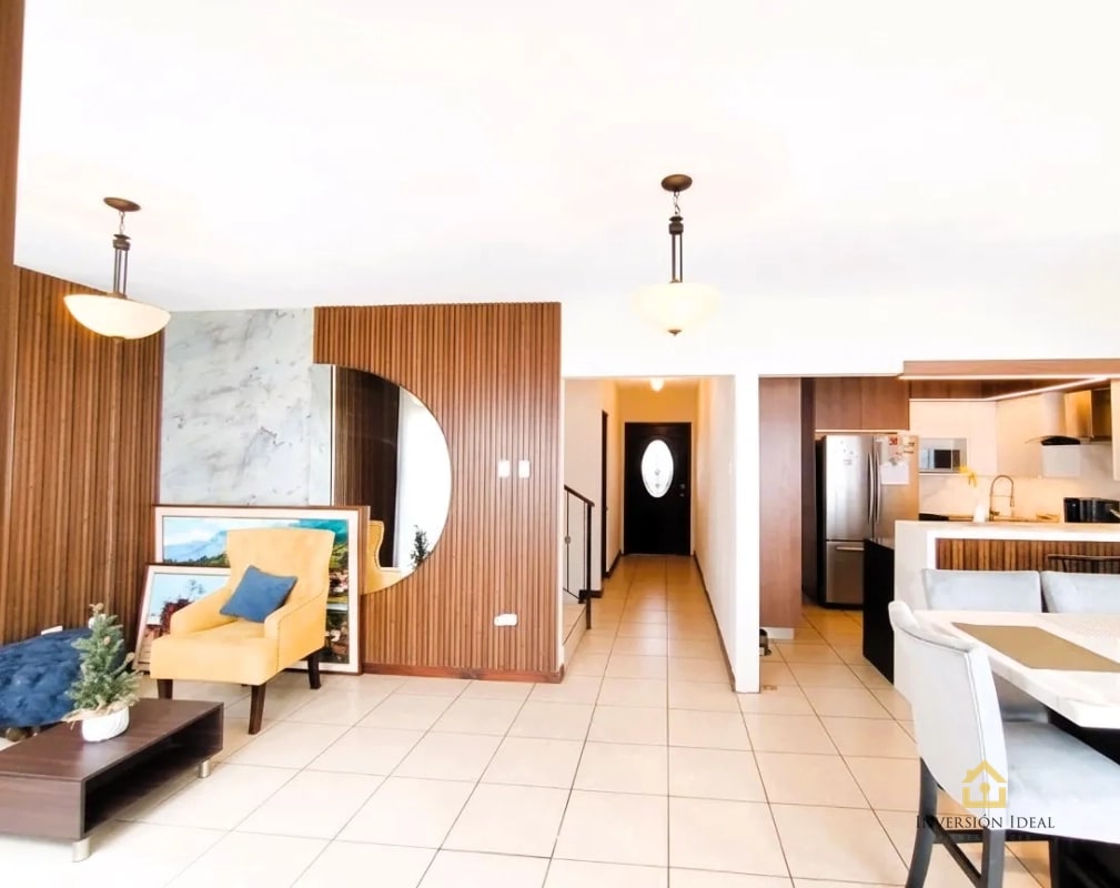 Vendo casa 4 habitaciones + cuarto de servicio en zona 16 - 9