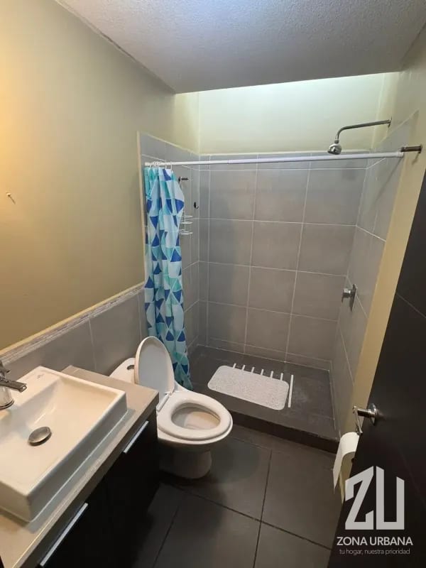 Casa de dos niveles con jardín — Casa en Venta en Cumbres de La Arboleda, Carretera a El Salvador, Guatemala, Ciudad — foto 5 de 10