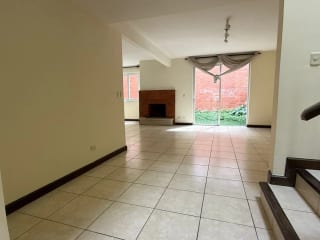 Amplia casa en Prados de Muxbal — Casa en Alquiler en Muxbal, Guatemala, Ciudad — miniatura 1 de 13