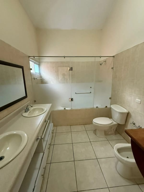 Amplia casa en Prados de Muxbal — Casa en Alquiler en Muxbal, Guatemala, Ciudad — foto 7 de 13