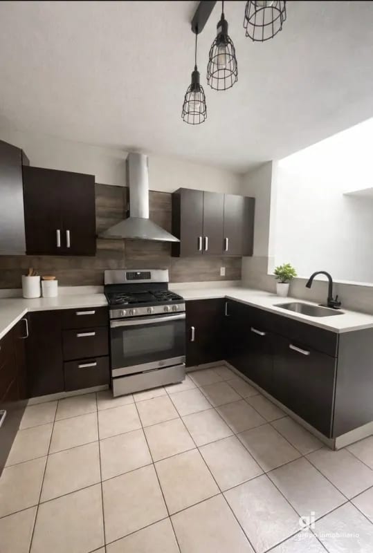 Linda casa con 5 dormitorios en z16 dentro de condominio — Casa en Venta en Zona 16, Guatemala, Ciudad — foto 1 de 6