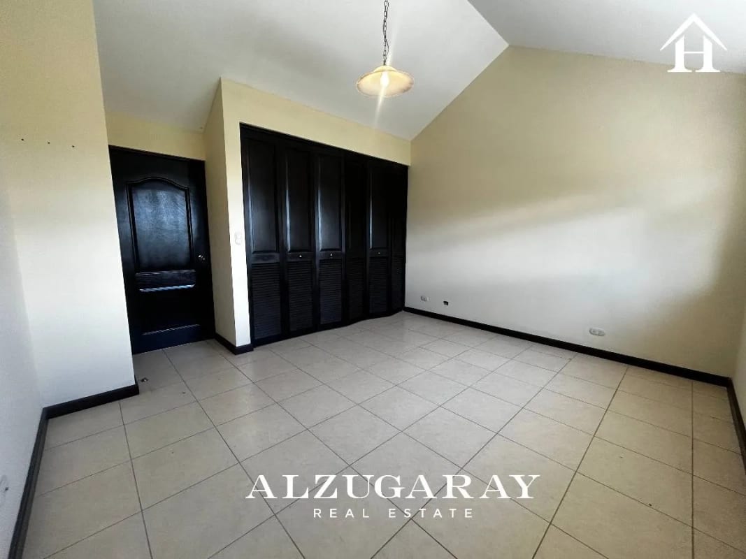 CASA AMPLIA C/ JARDIN, SAN JOSÉ PINULA - 3 HAB./ CONDOMINIO LOS MANANTIALES - 6