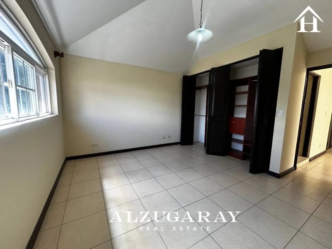 CASA AMPLIA C/ JARDIN, SAN JOSÉ PINULA - 3 HAB./ CONDOMINIO LOS MANANTIALES - 4