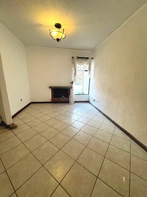 Casa en Venta – Condominio Villas de Montesano, Zona 16 - 9