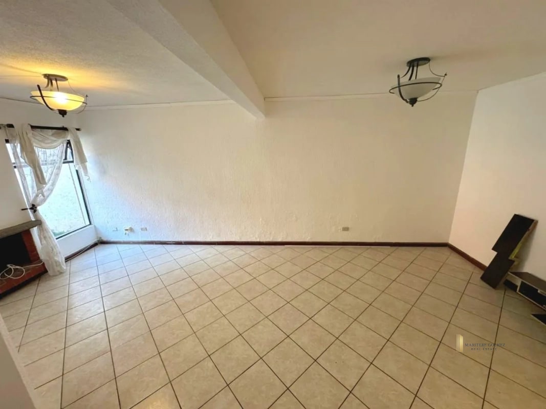 Casa en Venta – Condominio Villas de Montesano, Zona 16 - 8