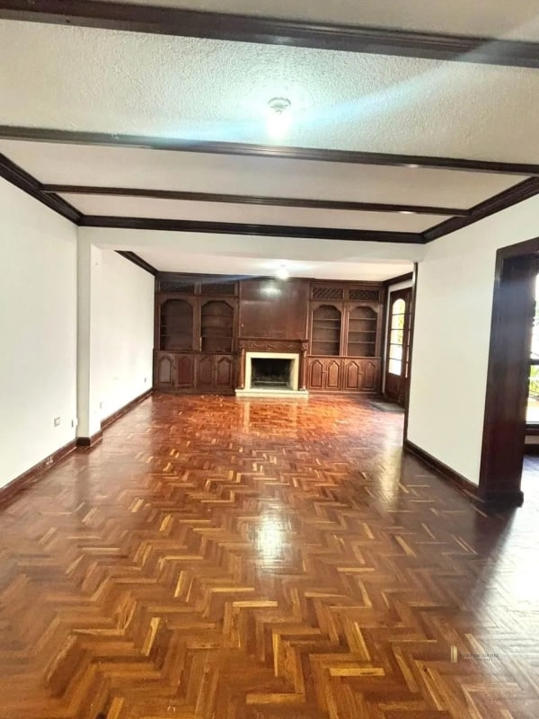 Casa Amplia en Venta – Residenciales Mallorca, Zona 14 - 12